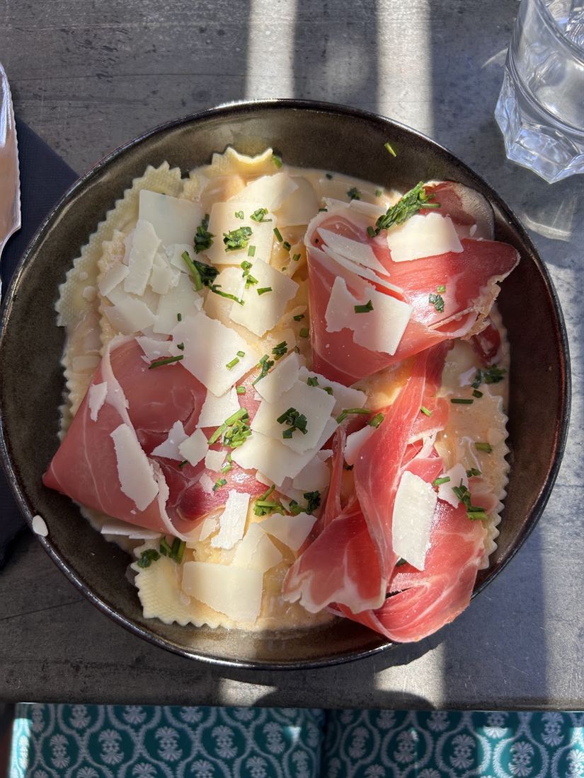 Raviolis aux copeaux de parmesan, ciboulette et jambon cru