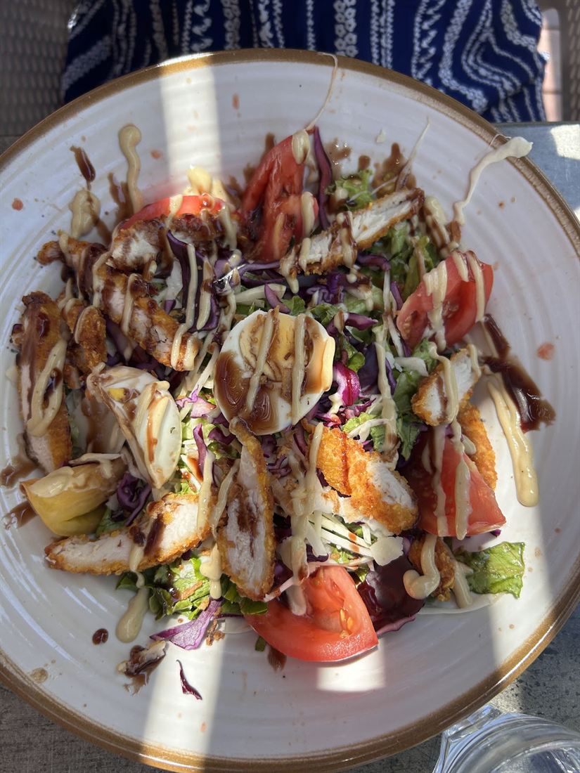 Salade de poulet croustillant, œuf dur, tomates et chou rouge
