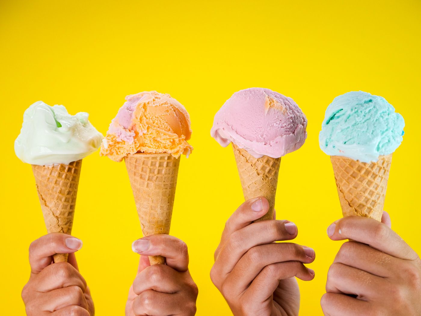 Boules de glace en cornets de couleurs vives (photo d’illustration)