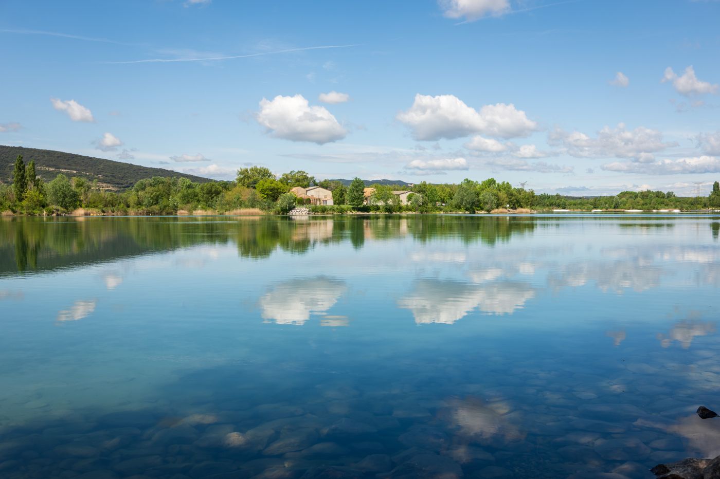 Lac aux reflets bleus sous un ciel de nuages, photo d’illustration