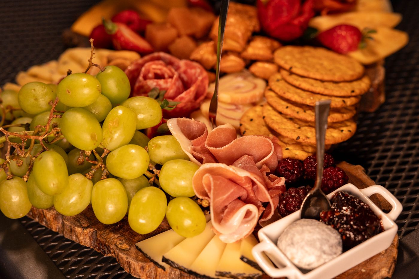 Planche de charcuterie, fromages et fruits à partager (photo d’illustration)