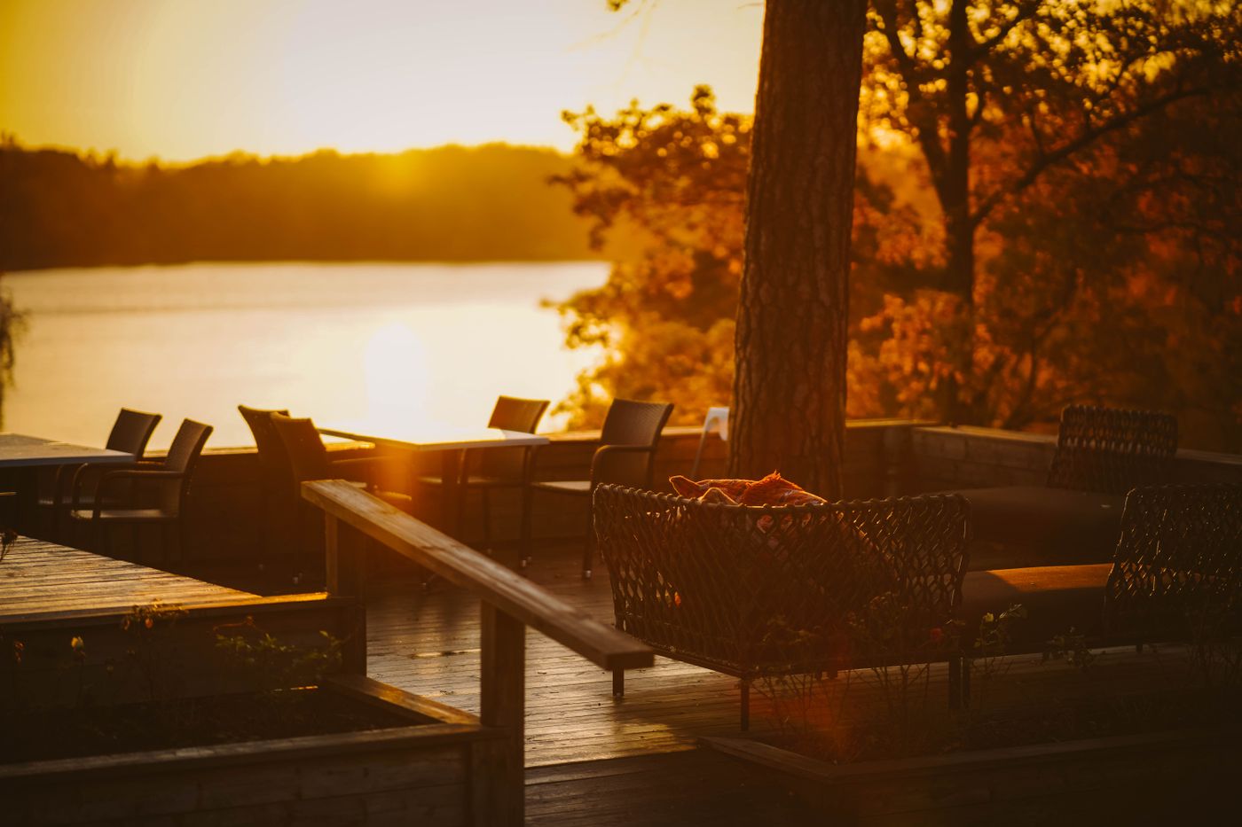 Terrasse au bord de l’eau à la lueur dorée du soir (photo d’illustration)